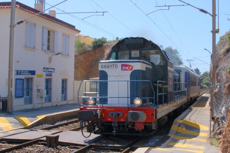 SNCF Dieselok 666170 am 28.06.2007 unterwegs mit einem Me�wagen in Richtung Nizza. Der Zug kam erst am n�chsten Tag wieder zur�ck gefahren.