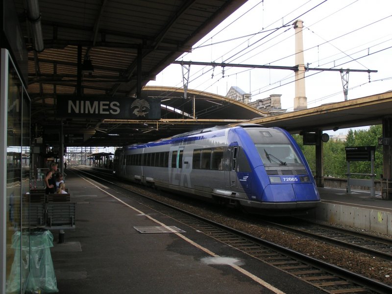 SNCF Dieseltriebwagenzug 72665 (X 72500 - X TER) im sdfranzsischen Bahnhof Nimes am 18.08.2004.