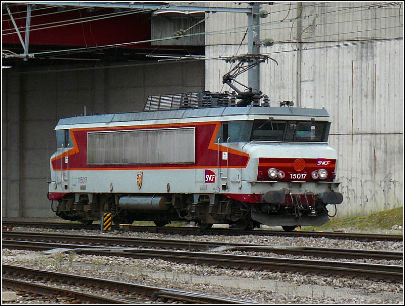 SNCF E-Lok 15017 kam am 21.09.08 nach Luxemburg, um spter den EC Iris nach Basel zu ziehen. Sie musste noch ein wenig warten und fuhr deshalb auf ein Nebengleis. Das Bild wurde vom ffentlichen Parking aus aufgenommen. (Hans)