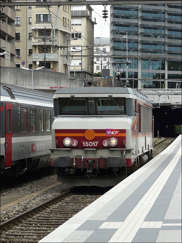 SNCF E-Lok BB 15017 hat am 17.08.08 ihren Zug, welchen sie von Basel SBB nach Luxemburg gebracht hat, verlassen und kehrt ber das leere Gleis nach Frankreich zurck. (Jeanny) 
