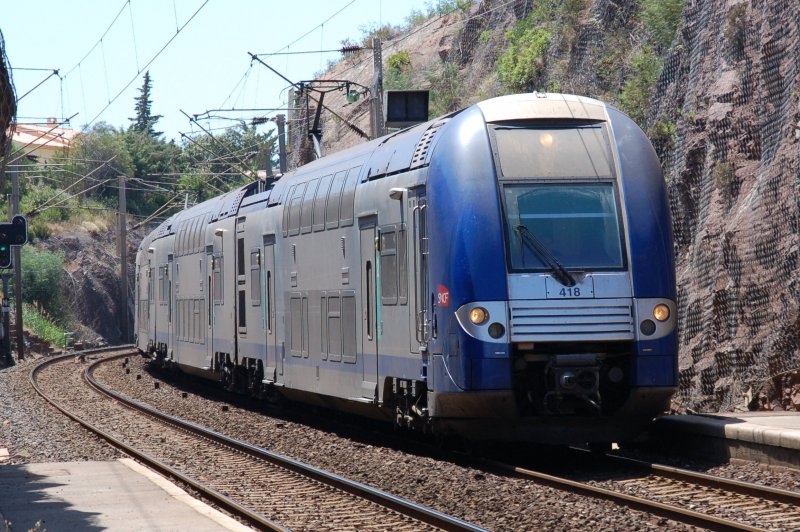 SNCF Elektrotriebwagen 418 am 28.06.2007 kurz vor dem Bahnhof Anthor in Sdfrankreich. Fahrtrichtung ist Nizza. Diese Triebwagenversion ist baugleich mit der luxemburgischen Serie CFL 2200.