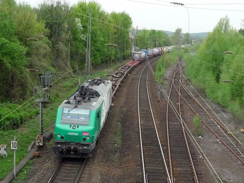 SNCF Fret 437028 mit Gterzug in Richtung Bonn-Beuel in Friedrich-Wilhelmshtte. 16.04.09