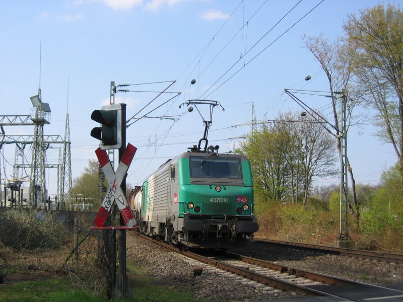 SNCF  Fretchen  437010 mit Containern --> KOPL 

13.04.2008 Dsseldorf,Km 28,190