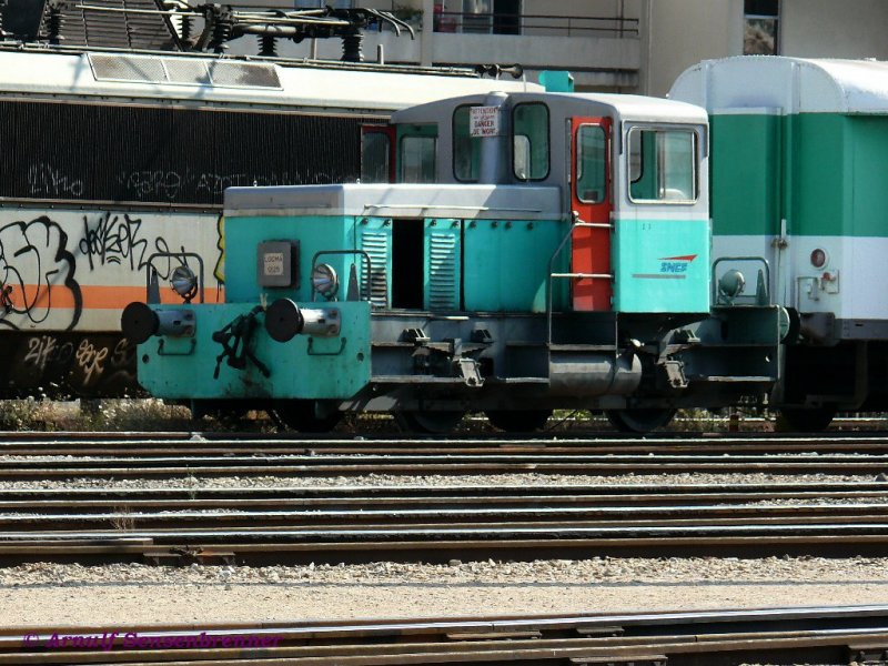 SNCF Locma 0125 ist als Rangiergert im Depot Nice-St.Roch eingesetzt.
Dies ist ein Locotracteur der Reihe Y2400.
Die Reihe Y2400 war die jngste Variante der leichten Locotracteurs der SNCF. Sie waren mit 7,18m etwas lnger als die voher gebauten Serien Y2100/2200. Seit 2006 sind sie bei der SNCF aus dem regulren Dienst ausgeschieden, aber teilweise werden sie von der SNCF, wie dieser, weiter als  Gerte  (in Frankreich  Werkzeuge  genannt) in Depots eingesetzt.
 
02.09.2007
Nice (Nizza)

