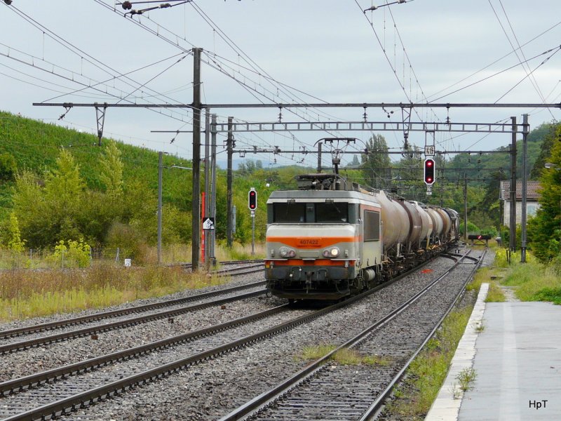 SNCF - Lok 407422 vor Gterzug bei der Durchfahrt im SBB Bahnhof La Plaine am 04.09.2009
