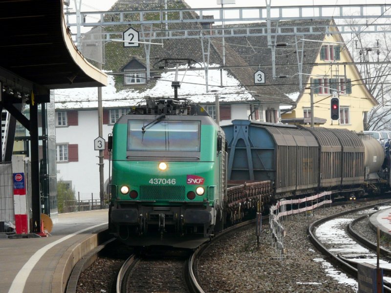 SNCF - Lok 437046 mit Gterzug bei der durchfahrt im Bahnhof von Horgen am 29.11.2008