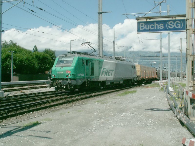 SNCF Lok 437056 bei der Ausfahrt mit einem Gterzug Richtung Frankreich.Buchs/SG Schweiz 07.07.07