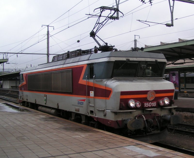 SNCF Lok BB 15018 wartet beim Signal im Bahnhof von Luxemburg auf Fahrtfreigabe. 19.09.04 