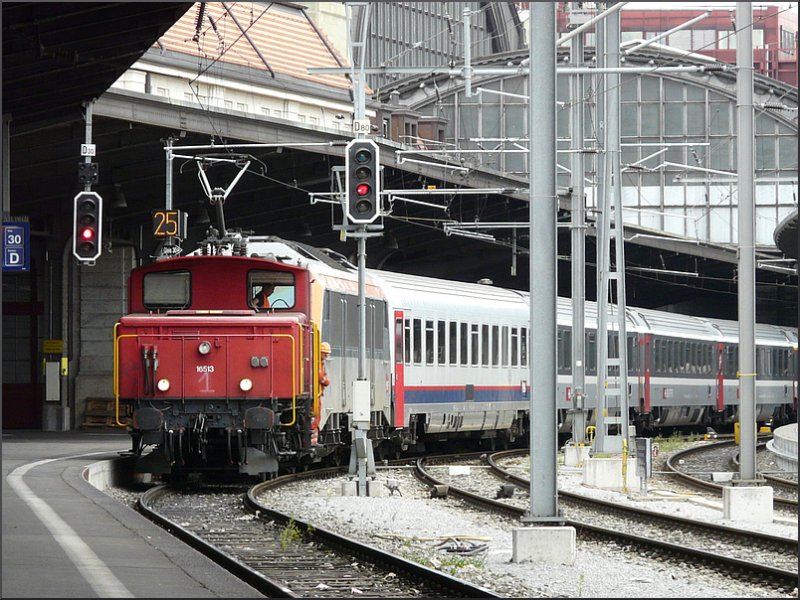 SNCF Sybic wird am 04.08.08 von dem Rangiertraktor Ee 3/3 16513 im franzsischen Teil des Bahnhofs von Basel an ihre Wagen gedrckt. (Jeanny) 