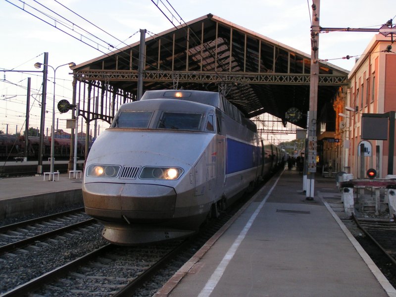 SNCF TGV 27 unter der fr Sdfrankreich typischen Bahnsteighalle von Narbonne am 11.08.2004.