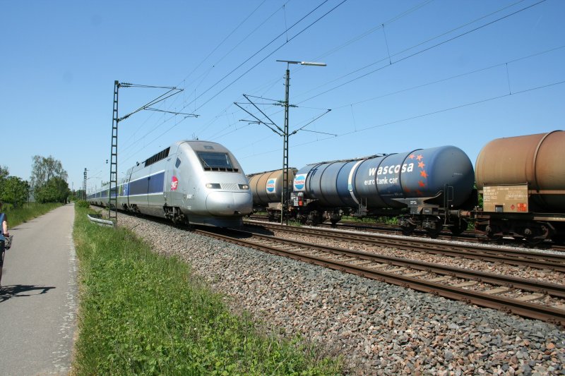 SNCF TGV 4414 am 12.5.2008 auf der Fahrt in Richtung Karlsruhe in Kehl-Kork.