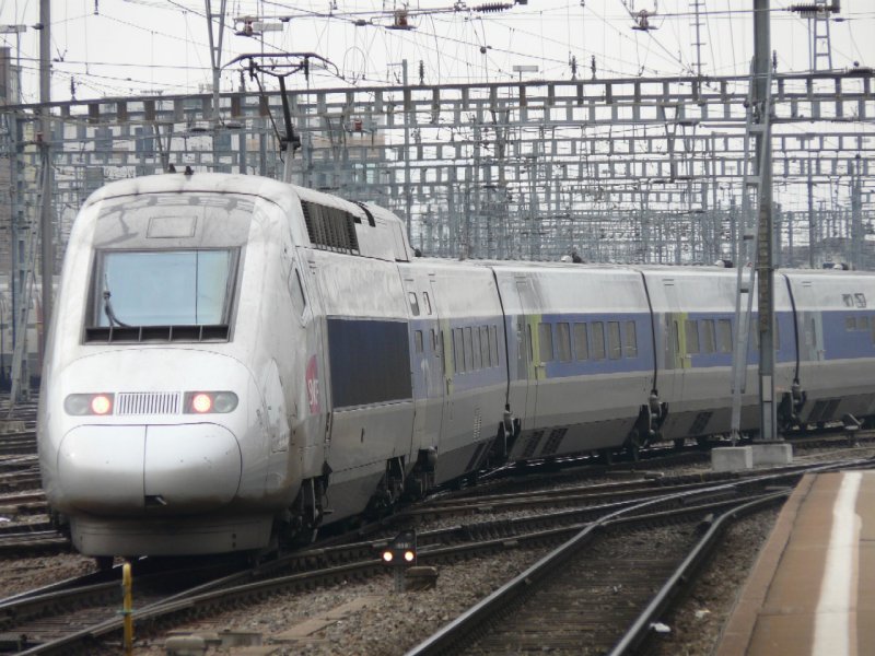 SNCF - TGV 4416 bei der Asufahrt aus dem Hauptbahnhof von Zrich am 04.01.2008