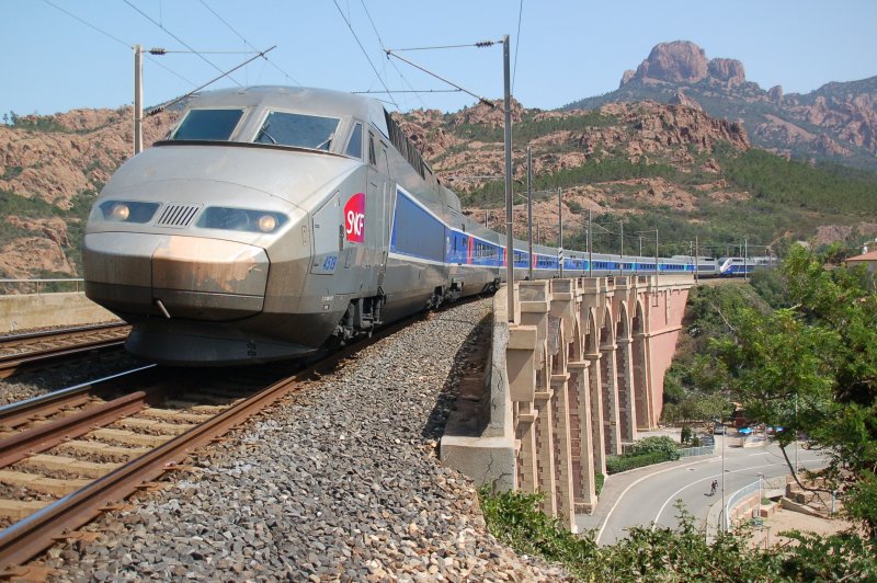SNCF TGV 4519 am 24.06.2007 in der Mittagszeit auf dem imposanten Viadukt in Agay-Anthor an der Kstenstrecke Marseille-Nizza. Er war im Verbund mit einem weiteren TGV (Duplex) unterwegs. Die unterschiedlichen TGV-Arten werden oft auch gemischt eingesetzt. 