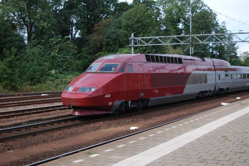 SNCF TGV Thalys PBKA 4532 bei der Durchfahrt durch Bahnhof Dordrecht, Niederlande, am 22/08/09.
