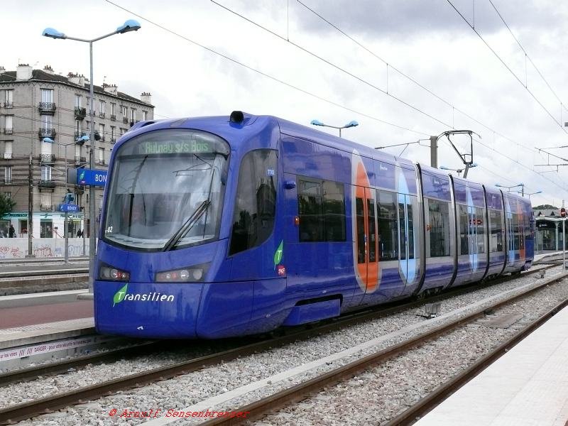 SNCF Tram-Train in Bondy: Die beiden Fahrzeughlften tragen die Nummern U25503+U25504 (und der ganze Triebzug wird auch als TT2 bezeichnet).
Fr den Einsatz auf der von ihr betriebenen Linie T4 hat die SNCF 15 zweiteilige Zweisystemzge vom Typ Siemens Avanto S 70 fr 25kV/50Hz und 750V= angeschafft.
26.06.2007
