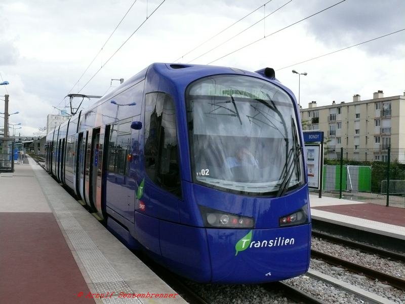 SNCF Tram-Train U25503+U25504 abfahrtbereit nach Aulnay-sous-Bois in Bondy.
 Fr den Einsatz auf der Linie T4 hat die SNCF 15 Zweisystem Tram-Trains erworben (Typ Siemens Avanto S 70 fr 25kV/50Hz und 750V=), die im Fahrzeugschema der SNCF als Baureihe U 25500 eingeordnet sind. Auf ihrer Einsatzstrecke fahren sie aber nur unter 25kV/50Hz! Eine Verlngerung zur klassischen Tramlinie T1 ist in weiterer Zukunft geplant.
26.06.2007

