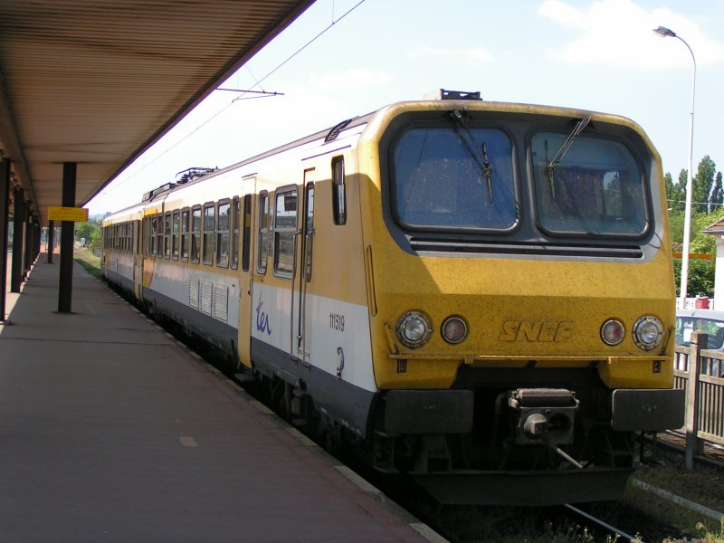 SNCF Triebwagenzug 111519 (das Gegenstck zur luxemburgischen Serie CFL 2000) in Thionville am 16.05.2004.