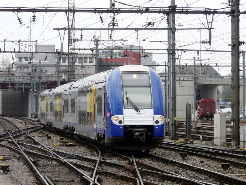 SNCF Triebzug 370 fhrt am 05.04.08 aus Richtung Nancy in den Bahnhof von Luxemburg ein.