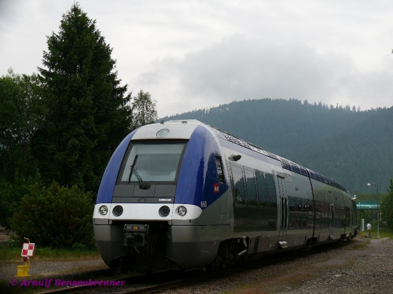 SNCF Triebzug X76660 im Bahnhof Saales auf der elsssischen Seite der Vogesen.
Leider wird an diesem Tag bei der SNCF (wieder mal) gestreikt und auf der Strecke Strasbourg-Saales-St.Di bleiben die Zge stehen.
22.05.2008
Saales 
