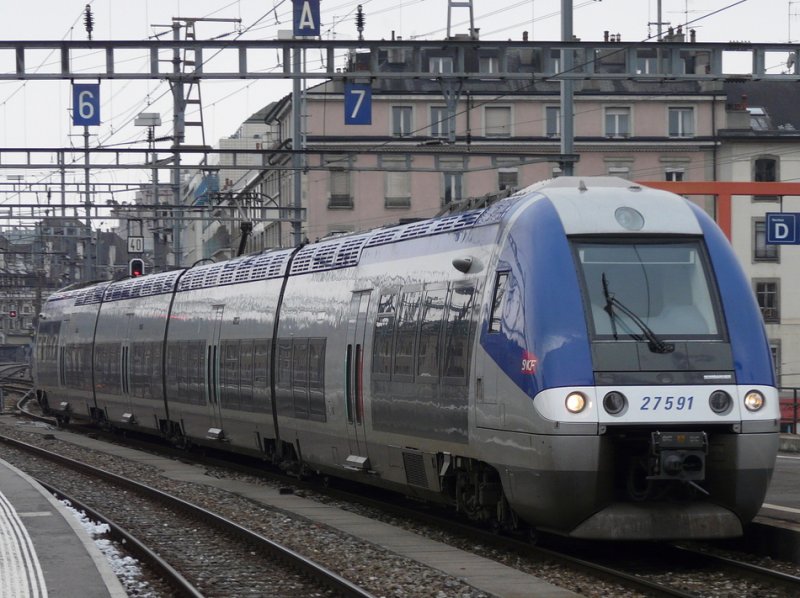 SNCF - Triebzug Z 27591 unterwegs im Bahnhofsareal von Genf am 03.01.2009