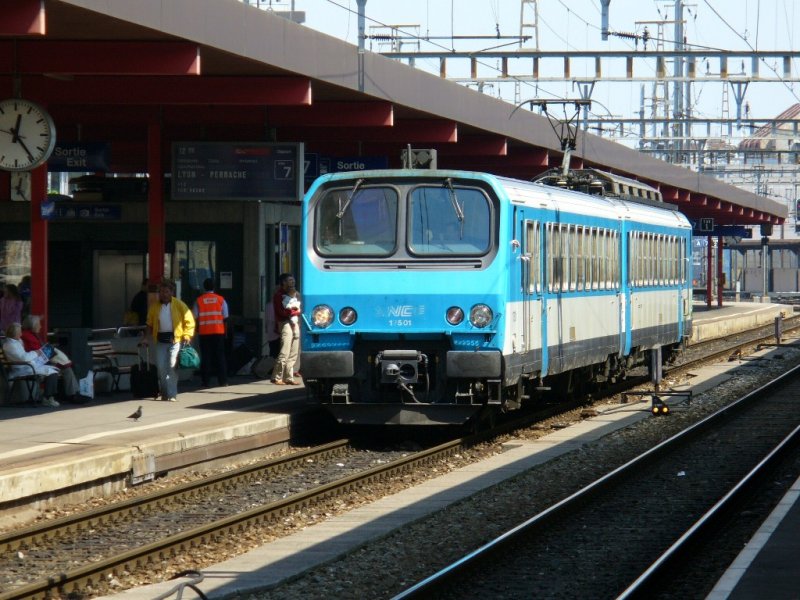 SNCF - Triebzug Z 7501 im SBB / SNCF Bahnhof von Genf am 06.05.2007 .. ( Triebzug Z 7501 besteht aus Triebwagen Z ABD 7501 und Steuerwagen TR B 17501 )