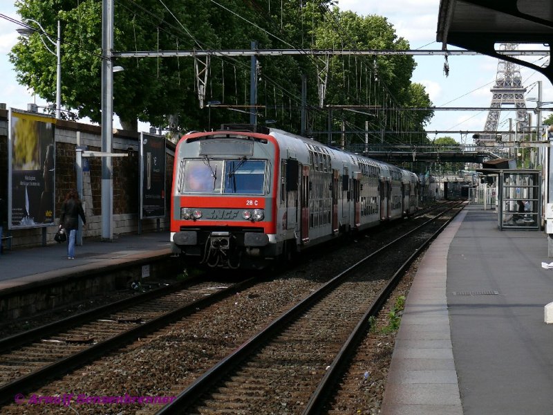 SNCF-Triebzug Z8855 unterwegs auf der RER Linie C mit Eiffelturm im Hintergrund.
Paris-Javel 
25.07.2007