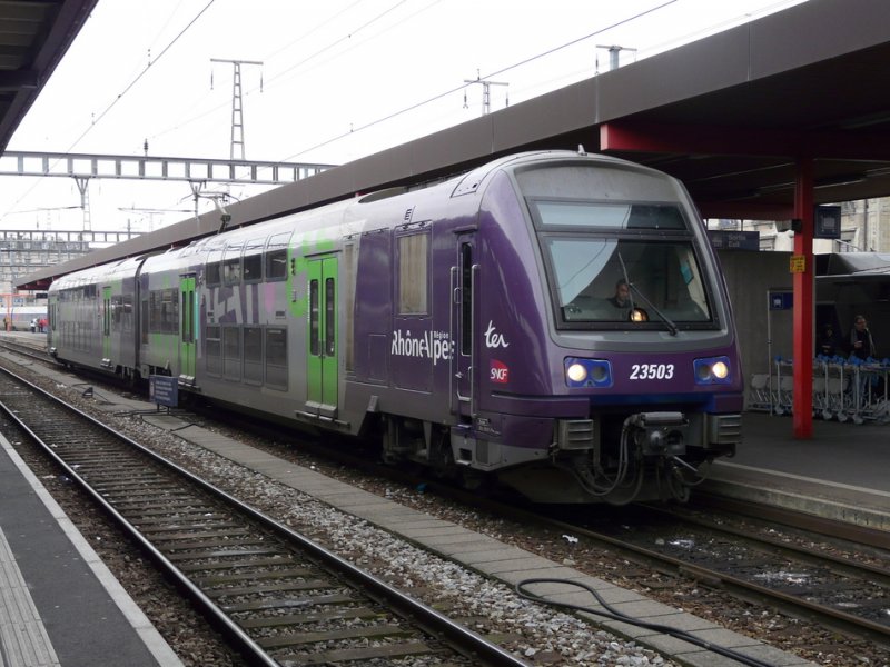 SNCF - Triebzug ZBx 23503 unterwegs im Bahnhof von Genf am 03.01.2009