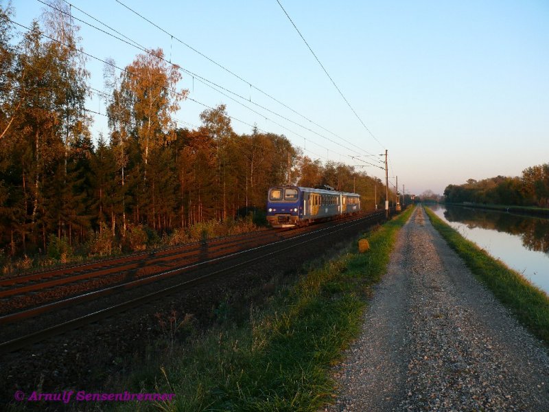 SNCF Z11502 fhrt als TER35070 ber die Vogesenstrecke von Strasbourg (17:41) nach Sarrebourg (18:19).

25.10.2008 Steinbourg am Rhein-Marne-Kanal