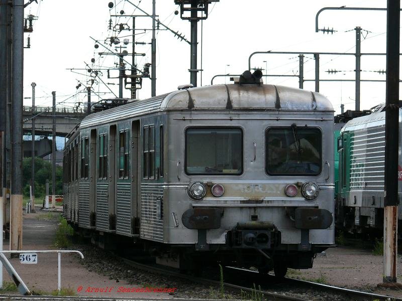 SNCF Z6334 im Depot Thionville in Lothringen.
Die Elektrotriebwagen der Reihe Z6300 fr 25kV-50Hz wurden 1967-70 fr den Einsatz im Pariser Vorortverkehr gebaut.
Das Ende ihrer aktiven Einsatzzeit erleben sie inzwischen im Lothringer Nahverkehr um Thionville. 


30.07.07 Thionville