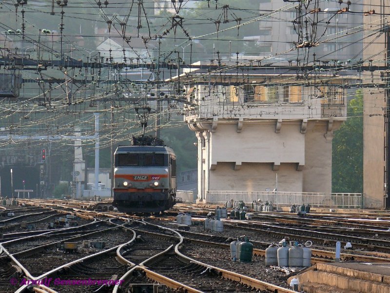 SNCF Zweisystemellok BB22326 in Gleisvorfeld des Bahnhofs Lyon-Perrache.
08.06.2007
