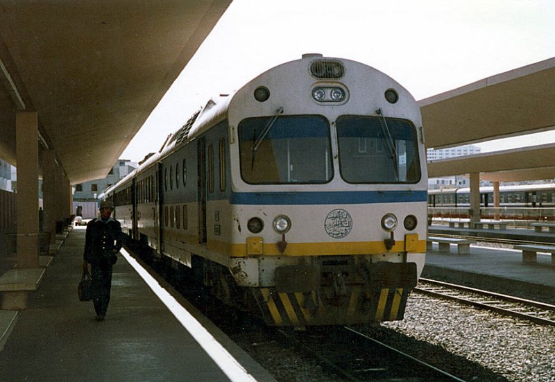 SNCFT Triebzug (Meterspur) YRZL24 A24 887 ist im Bahnhof Tunis angekommen. Scan ab Papierbild, Foto vom 27. Nov. 1980