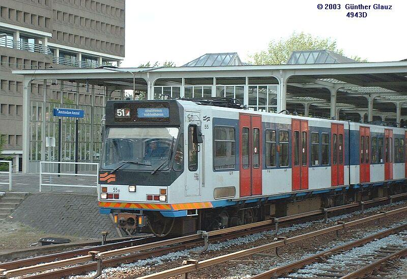 Sneltram-Zug der Linie 51 Centraal-Station - Middelhoven verlt am 13.05.2003 die Station Amstel.