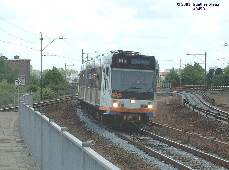 Sneltram-Zug der Linie 51 Middelhoven - Centraal-Station fhrt am 13.05.2003 in die Station Amstel ein. Deutlich sind hier die Stromschiene und der eingezogene Dachstromabnehmer zu erkennen. Die beiden usseren Gleise mit Oberleitung sind Fernbahngleise der NS.