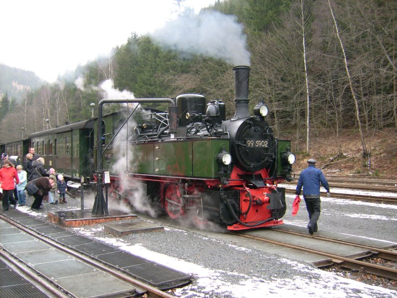 So eine alte Mallet vom Ende des 19.Jh. findet viele neugierige
Betrachter- hier in Eisfelder Talm�hle zum Winterdampf 02.02.2008