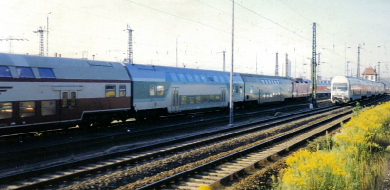 So bunt war die Bahn! Hier im August 1997 im Gleisvorfeld des Leipziger Hbf. Sogar ein  Sputnik  aus Berlin hatte sich nach Leipzig verirrt. Rechts kommt eine S-Bahn nach Wurzen ins Bild. Das waren noch Zeiten!!!
