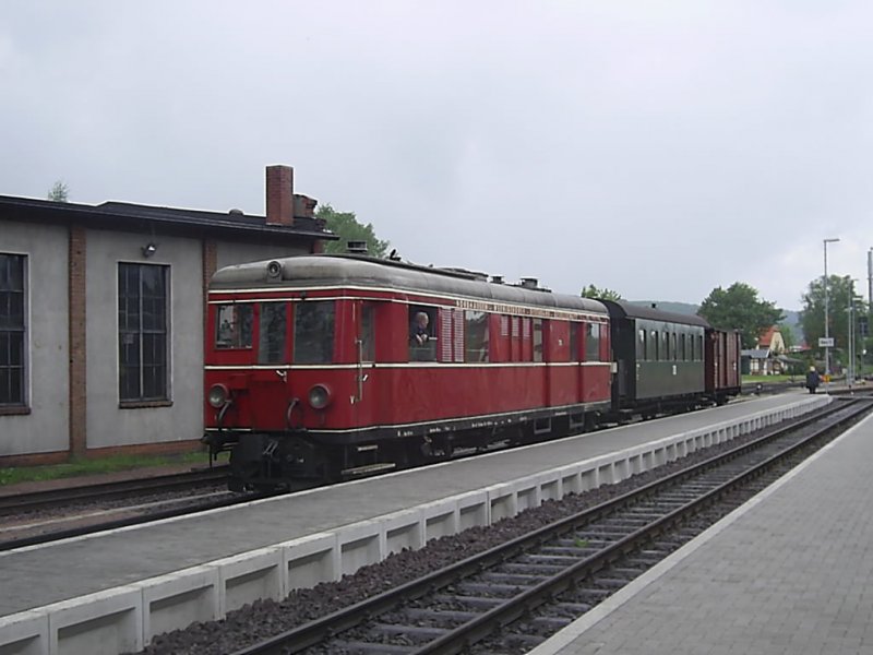 So eben ist 187 025 als Sonderzug aus Quedlinburg in den Bahnhof Gernrode eingefahren umanschlieend um zurangieren. 20.05.06