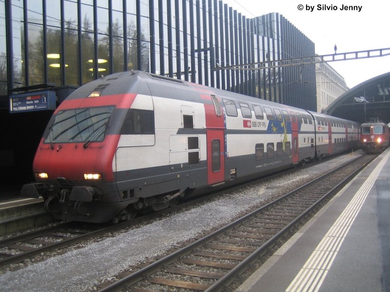 So eben hat der IC Dosto am 27.12.07 mit dem fhrenden Bt 50 85 26-94 937-7 ''Dino'' seine Endstation St. Gallen erreciht und wird nun als IC wieder nach Genf Flughafen fahren.