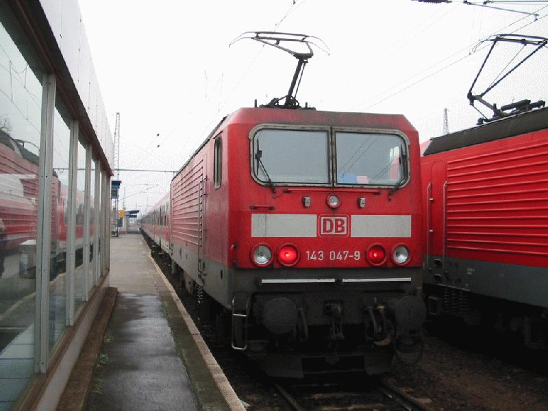 so eben schiebt 143047 ihren RE um 13:06 aus dem Bahnhof Cottbus. er wird in ca. 2 Stunden den Leipziger Bahnhof ansteuern (8.11.02)