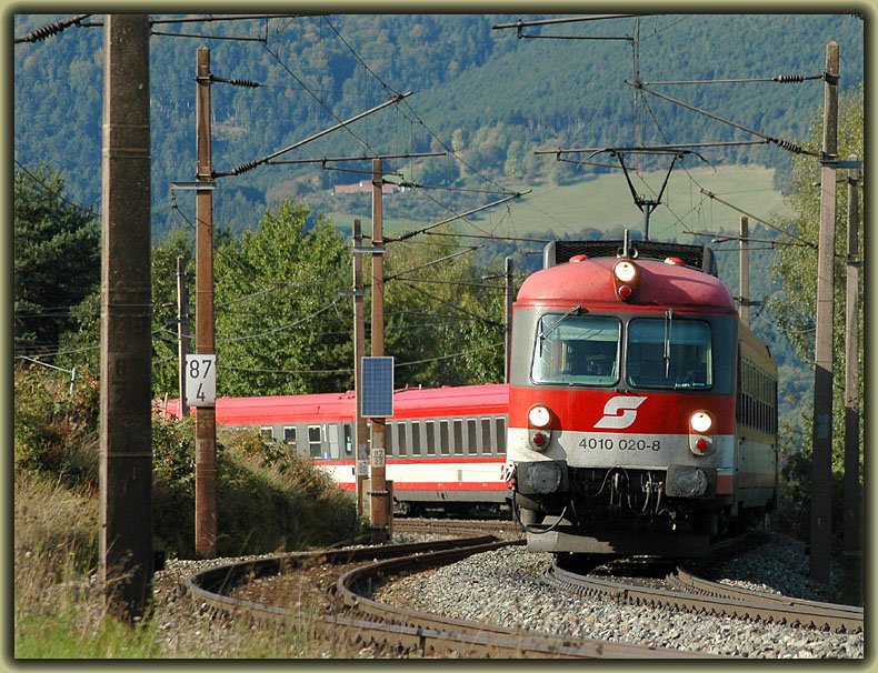 So ein �hnliches Bild war bereits vor zwei Tagen hier zu sehen. IC 559  Stadt Bruck an der Mur  schl�ngelt sich die Semmering Nordrampe im Bereich Apfelwiese hoch. Durch die hohe Brennweite finde ich aber, dass das Bild ganz anders aussieht, wie das bereits schon hier gezeigte. 