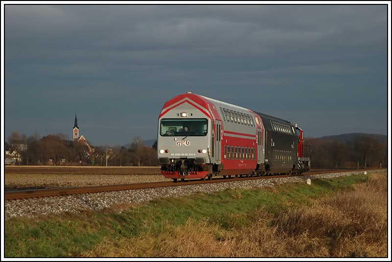 So ein Bild gab es schon einmal im Fr�hjahr, allerdings mit einer anderen Garnitur, und nicht so einer Stimmung im Hintergrund. Es zeigt den GKB R 8571 (Graz-Wies Eibiswald) am 13.11.2006 kurz nach Gro� St. Florian. Eine Minute vorher war der Kirchturm von Gro� St. Florian ebenfalls noch im sch�nsten Licht!

