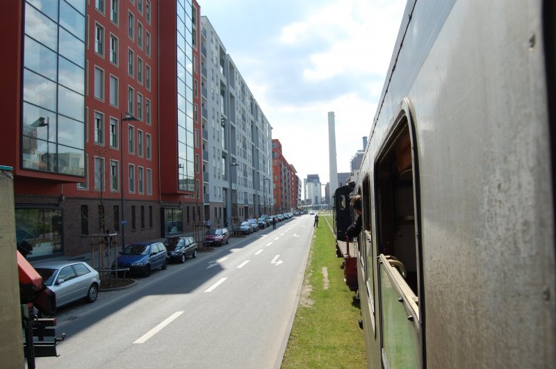 So ein bichen wie Molli, nur eben auf Normalspur und mit reichlich mehr Platz rechts und links. Fr die Autofahrer war es jedenfalls eine berraschung, so mitten in Frankfurt