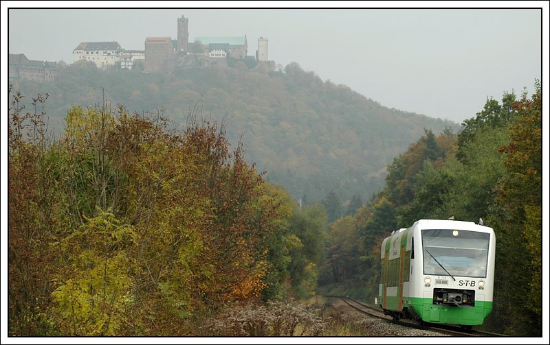 So, ein Foto mit der Wartburg. Die Dampfbilder an dieser Stelle habe ich leider verbockt. VT 128 als 82956 von Eisenach nach Bad Salzungen am 12.10.2007 zwischen Eisenach und F�rtha aufgenommen.