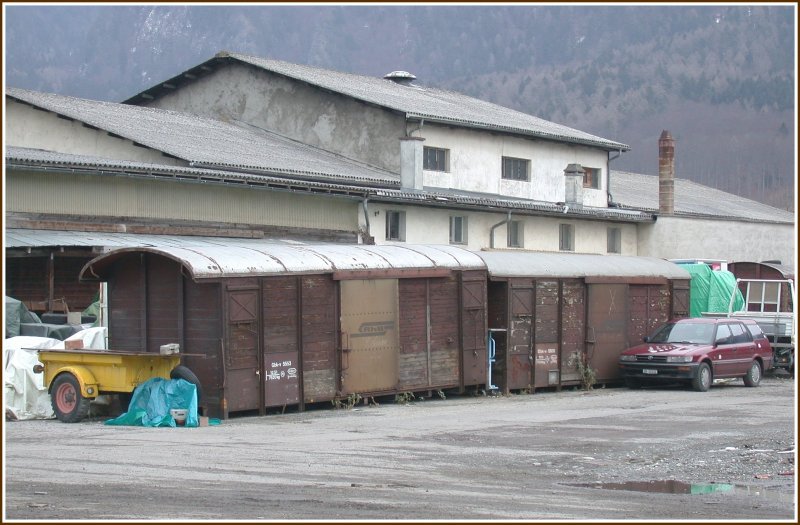 So enden die Gbk-v 5553 und 5535 der RhB bei einer Baufirma in Untervaz. (07.02.2007)