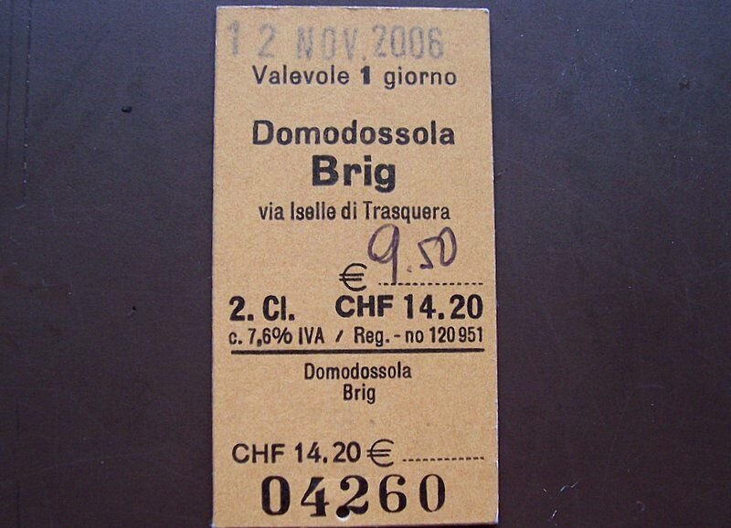 So etwas gibt es heute noch, wenn man eine Fahrkarte von Domodossola / Italien durch den Simplon-Tunnel nach Brig / Schweiz lst. Die Strecke wird auch zwischen Iselle de Trasquera und Domodossola, ca. 20 Kilometer, von der SBB mit schweizer Loks und Personenzgen betrieben. Von Iselle de Traquera nach Brig fhrt man mit den PKW-Autotransport-Zgen.