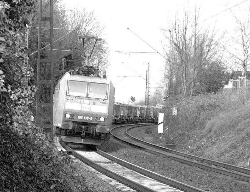 So htte das Bild vor 50 Jahren ausgesehen mit der 185 135 und dem Containergterzug in Richtung Mainz an B in Eltville (Rhein), im Mrz 08