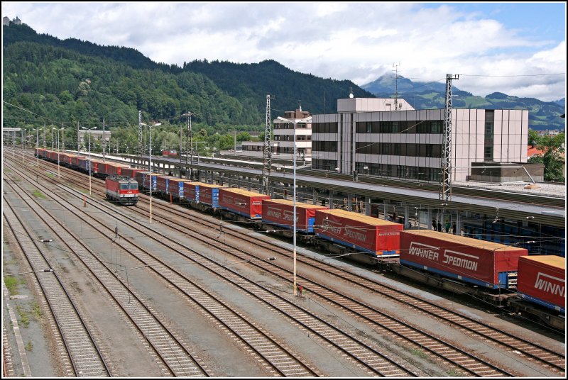 So kann es auch in Kufstein aussehen, Ruhe und Stille... Der  WINNER-EXPRESS  wartet immernoch auf seine Schiebelok, whrend die 1144 219 und die 1144 223 (Hintergrund) auf die nchsten Einstze warten.