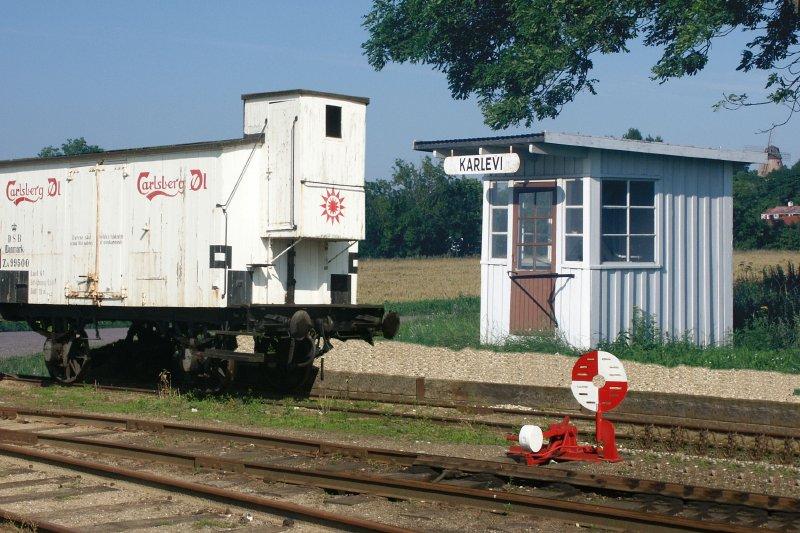 So knnte es im Bahnhof Karlevi aussehen, htte man die landsban nicht stillgelegt. Die Einwohner von Karlevi wrden sich ber einen vollen Waggon mit dnischem Bier sicher freuen (Montage)