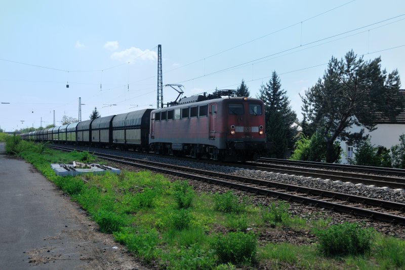 So langsam braute sich ber uns etwas zusammen: 140 784-0 versucht ihren polnischen Falns-Wagen-Ganzzug ins Trockene zu bringen... (Mai 2009).