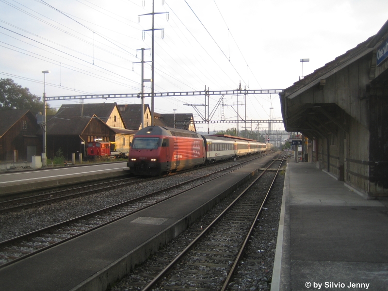 So langsam hat die SBB gemerkt, das die Re 460 bis an die Grenzen ihrer Leistungen belastet wurden. Hauptschlich dann, wenn neben dem IC Dosto noch ein langes Zusatzmodul mitgefhrt wird. So werden gewisse Dostos mit einem motorisierten Modul verstrkt, wie man hier am IC 835 nach Romanshorn sieht. Hier durchfhrt die Re 460 026-8 ''Fricktal'' den Bhf. Oberwinterthur.
