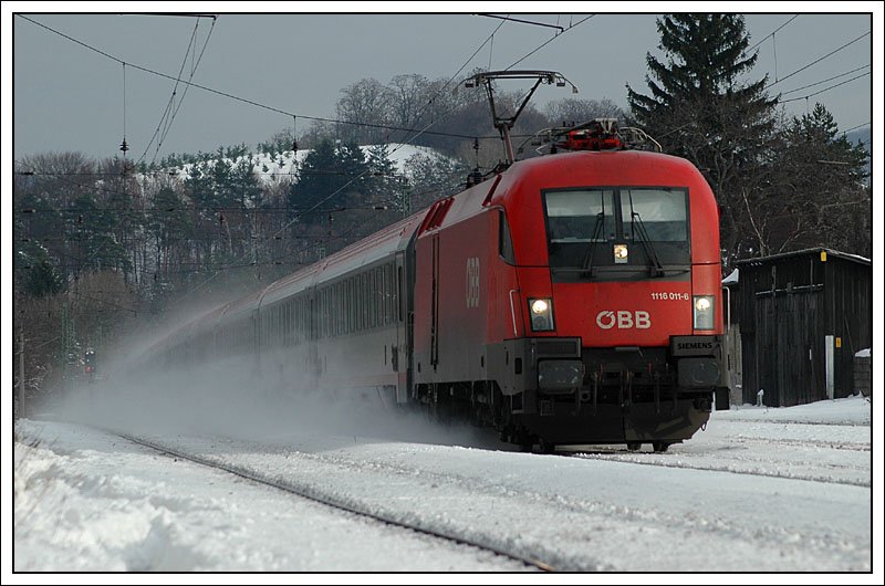 So, meine ersten Winterfotos. Zwei Stunden hatte ich gestern den 17.11.07 Zeit um ein bisschen Fotografieren gehen zu k�nnen. Da 3 Z�ge mit nicht allt�glicher Bespannung unterwegs waren, kam ich sogar ein bisschen in Stress. Bei der ersten Stelle entschied ich mich f�r Tullnerbach-Pressbaum an der Westbahn. Am ersten Foto ist Sandwicheurocity EC 24 von Budapest �ber Wien West nach Dortmund zu sehen, an dessen Spitze 1116 011 war.